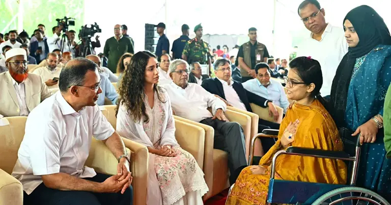মিতুর সঙ্গে কথা বলছেন প্রধানমন্ত্রী ও তার মেয়ে